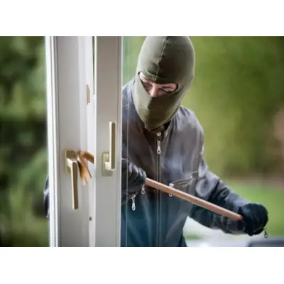 Celoobvodové bezpečnostní kování proti vypáčení křídla